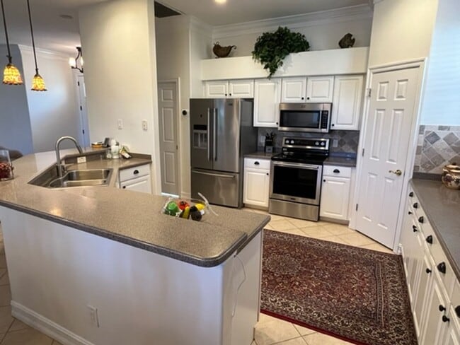 Building Photo - 12561 Lake Run Dr