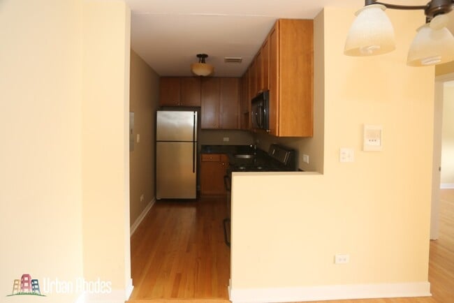 Building Photo - 637 W Wrightwood Ave