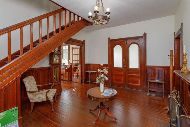 Building Photo - Mid term historic furnished rental