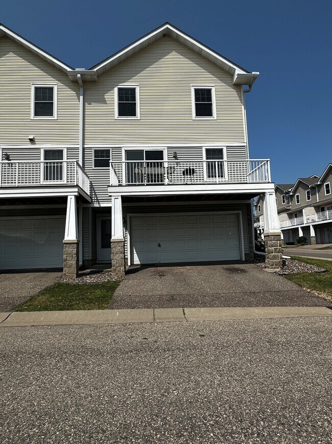 Building Photo - 663 Gateway Pl