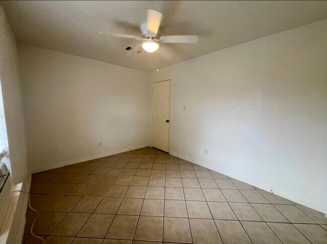 Foto del edificio - 831 Deerpass Dr