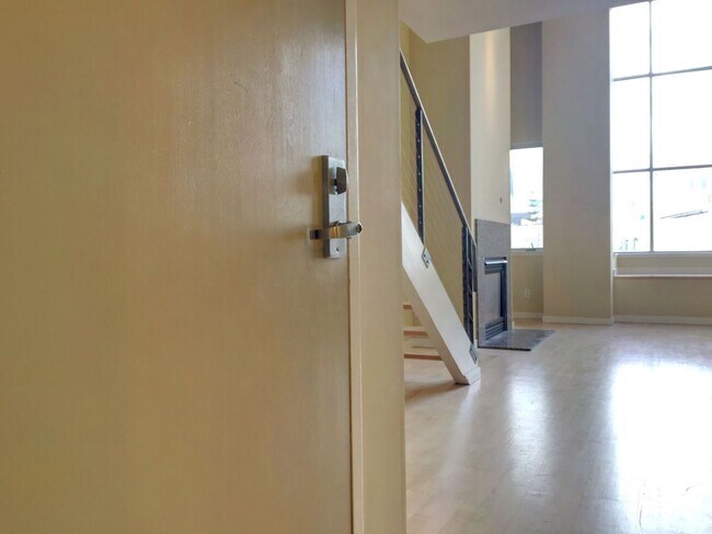 Building Photo - 1 Bed + 1 Loft Bedroom, 2 Bath - Sunny SOM...