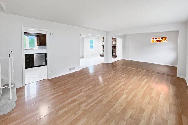 Foto del edificio - 20 Meadow Dr