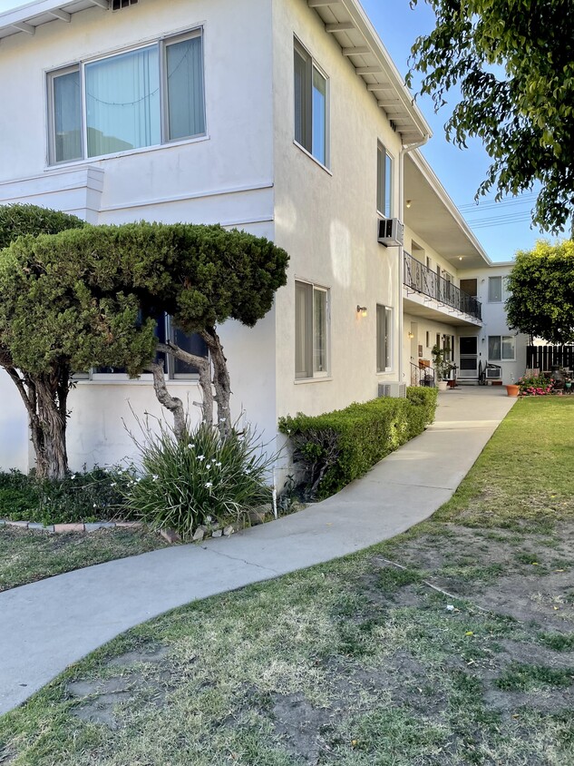 Building Photo - 425 E Magnolia Blvd