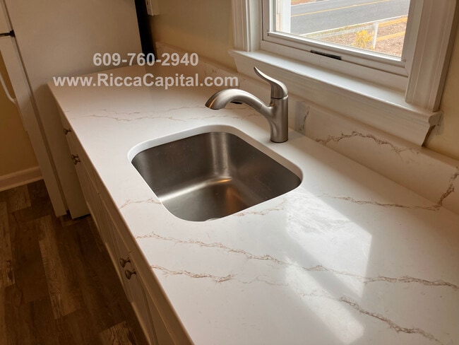 Building Photo - 308 13th St