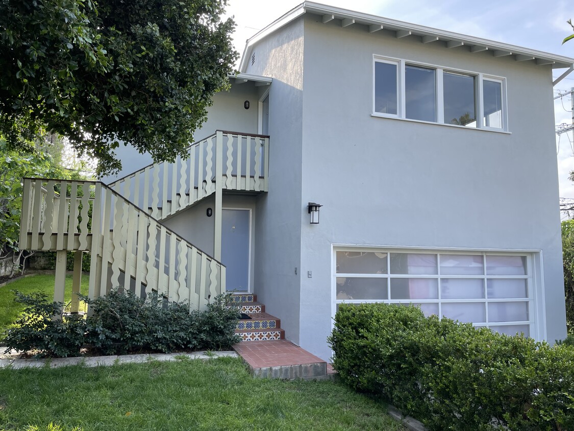 upper level garden apartment - 609 N Mariposa Ave