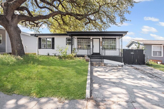Updated 3BR Home | Large Yard + Pet Friend... - Updated 3BR Home | Large Yard + Pet Friend...