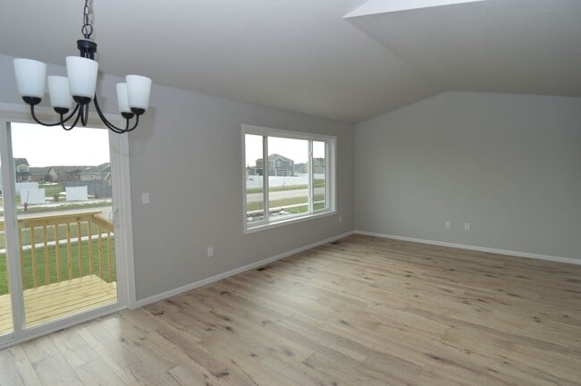 Building Photo - Beautiful 4 bed 2 bath Townhome for rent!