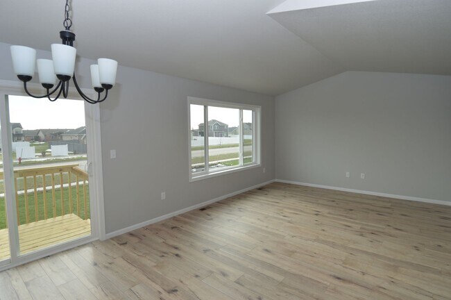 Foto del edificio - Beautiful 4 bed 2 bath Townhome for rent!