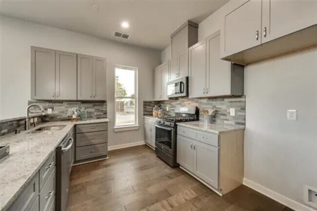 Foto del edificio - 5805 Rivendell Dr