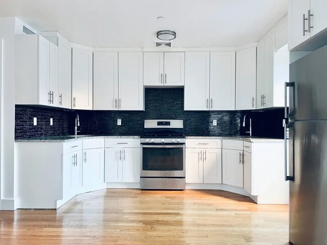 Foto del edificio - Furnished room/NOT APARTMENT