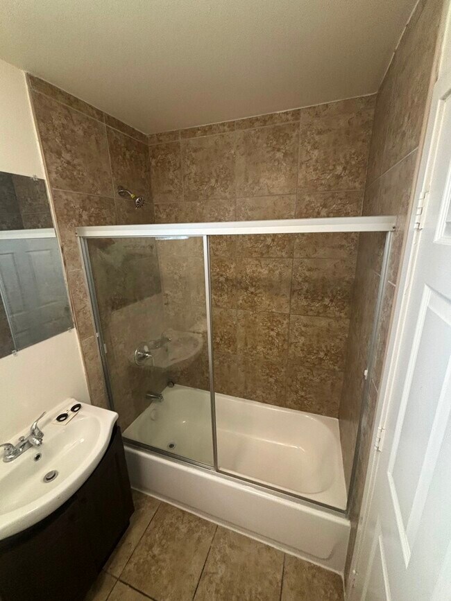 Foto del edificio - 246 E 97th St