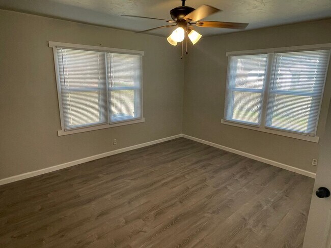Foto del edificio - 1 bed 1 bath duplex nestled in Chickasha O...