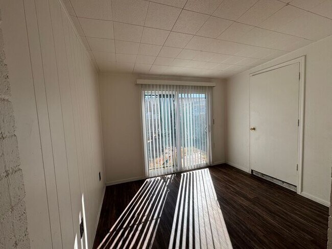 Building Photo - 2Bdm 1 Bath, Washer/Dryer Hookups, Will no last long!