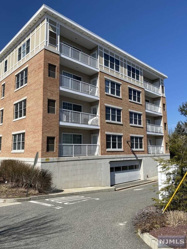 102 Terrace Ave Unit 404, Rochelle Park, NJ 07662 Room for Rent in