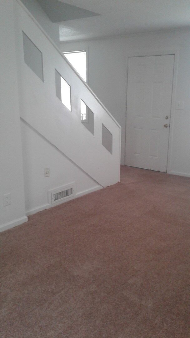 Building Photo - Cute 2 Bedroom 1 Bath
