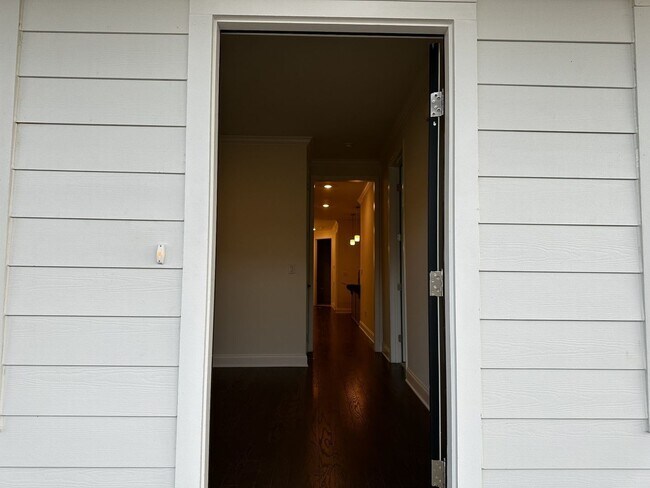 Building Photo - 3 Bedroom Townhome in Franklin