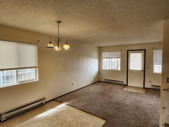 Foto del edificio - Affordable 3 Bdrm TownHome-West Side!