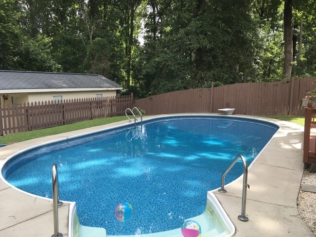 Building Photo - Updated House w/ Pool, Finished Basement &...