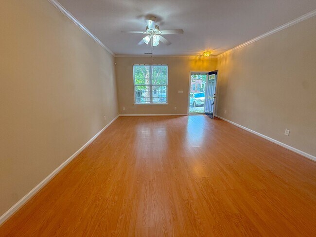 Foto del edificio - Spacious 2 bedroom 2.5 bath townhome