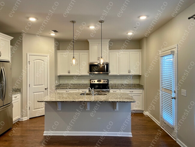 Building Photo - 3 bed & 2.5 bath home