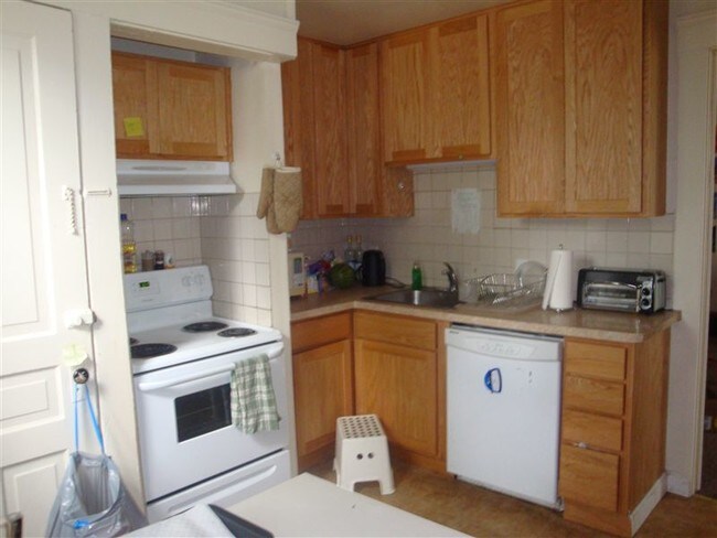 Building Photo - 114 N Thayer St