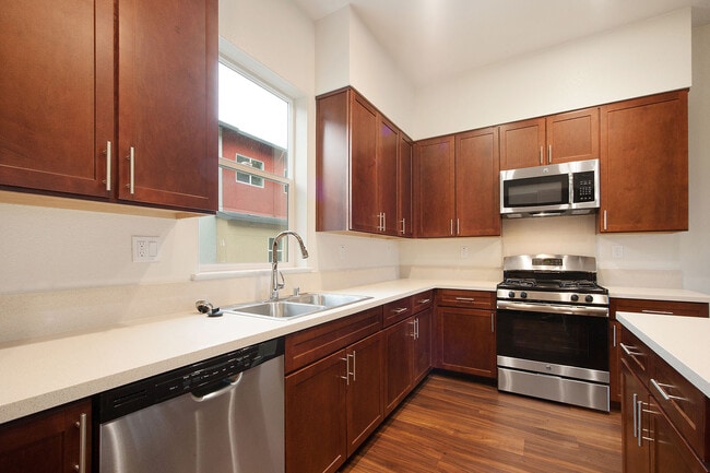 Building Photo - New and modern 2 bedroom townhome just ste...