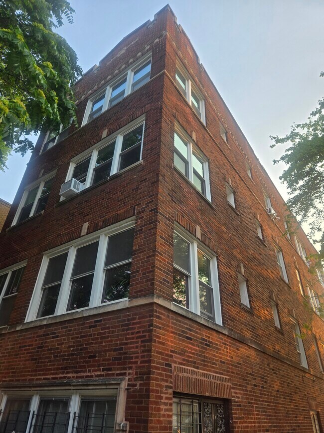 Building Photo - 858 N Hoyne Ave
