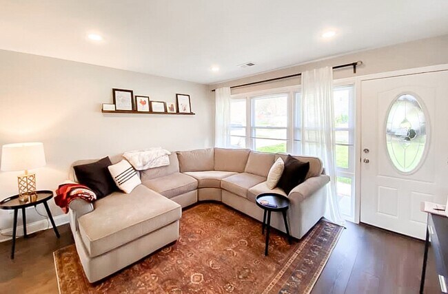 Building Photo - Immaculately Renovated 3 Bedroom 1.5 Bathr...