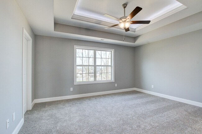 Foto del edificio - 4 or 5 bedroom HUGE open concept.