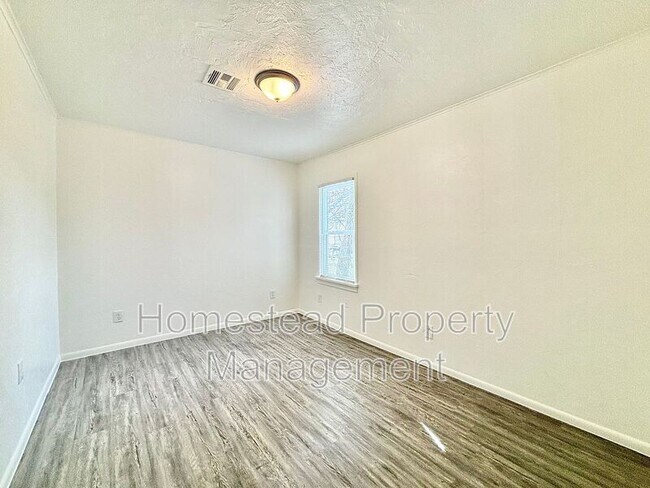 Building Photo - 2222 SW 28th St