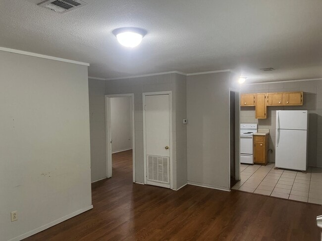 Building Photo - 2 Bed 1 Bath Duplex