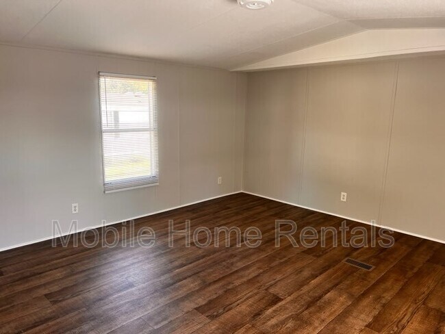 Building Photo - 2072 Evans Dr
