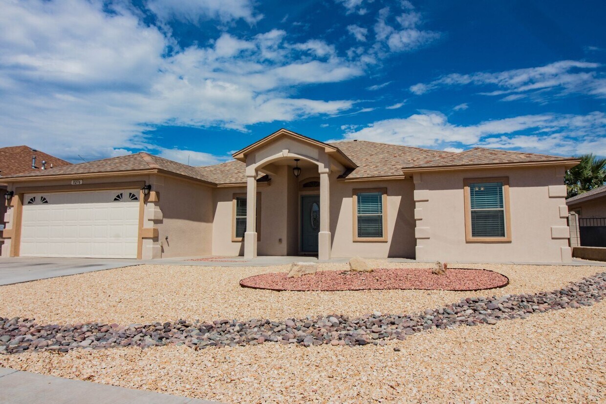 Primary Photo - Spacious home with amazing view of the mou...
