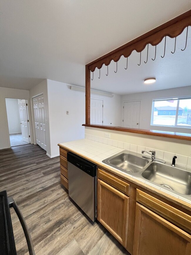 Building Photo - 3 Bed / 2 Bath Home for Rent in Willow Creek – Renovated with Mountain Views