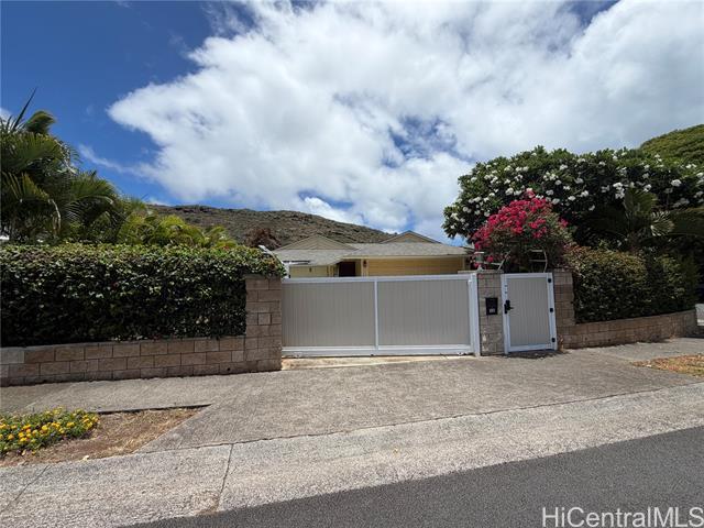 Building Photo - 305 Halaki St