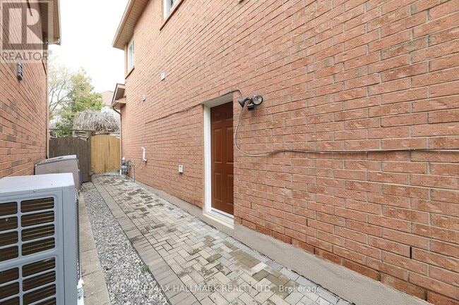 Building Photo - 64 Madeira Ave