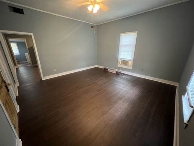 Building Photo - Spacious Studio Apartment