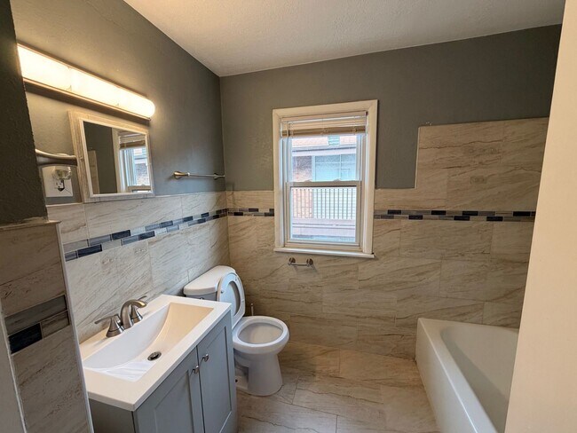 Foto del edificio - 5824 N Teutonia Ave