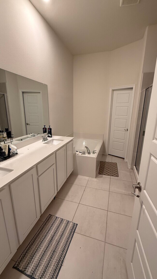 Foto del edificio - 5429 Bon Fire Dr