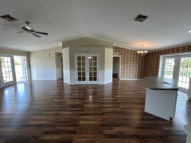 Building Photo - Unique 3/2 + Den home in great location