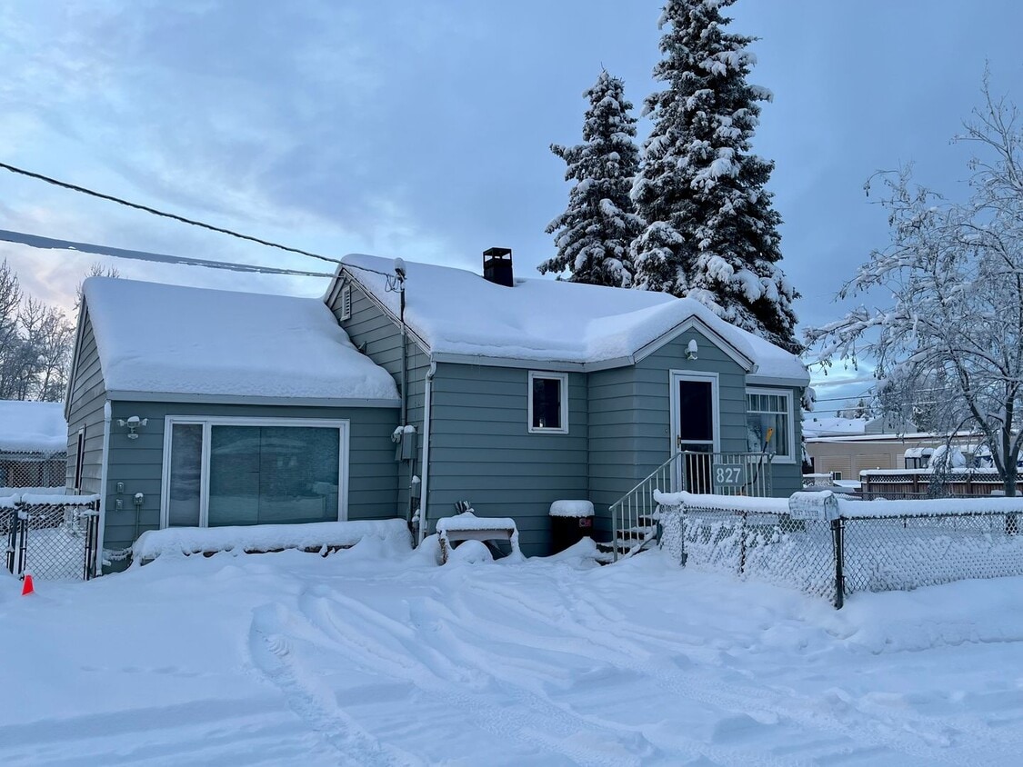 Primary Photo - Dog friendly 2 bedroom home in town
