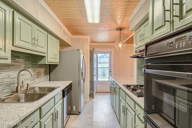 Building Photo - 3 br, 2 bath House - 1241 Evergreen Drive ...