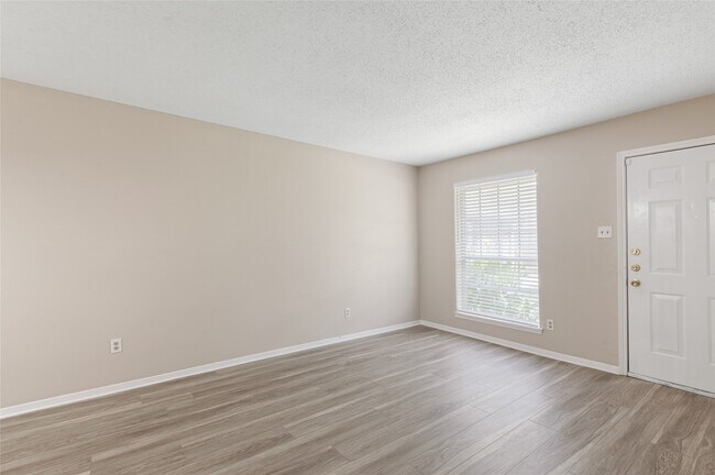 Foto del edificio - 233 W Tri Oaks Ln