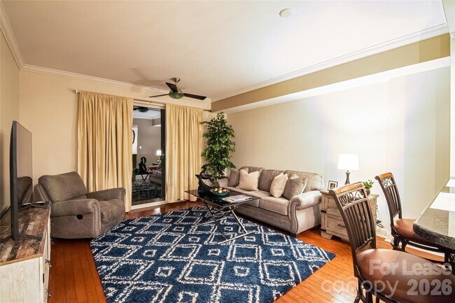 Foto del edificio - 300 W 5th St