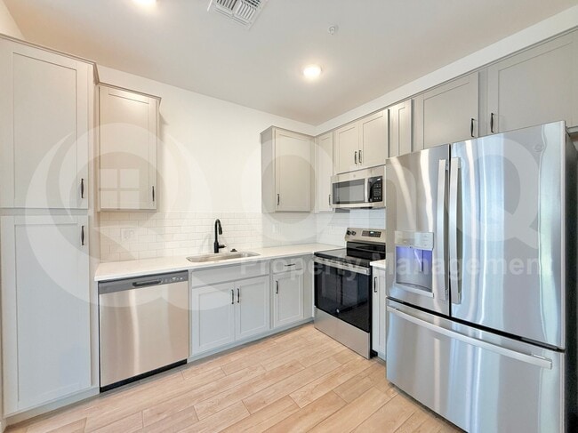 Building Photo - 2746 W Red Fox Rd