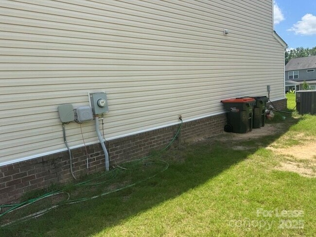 Building Photo - 493 Twelve Oaks Ln