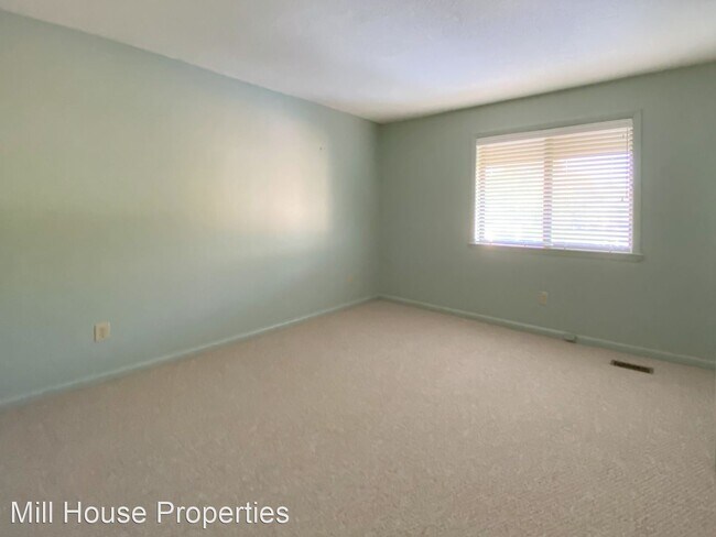 Building Photo - 2 br, 2 bath House - 206 Oak Tree Drive