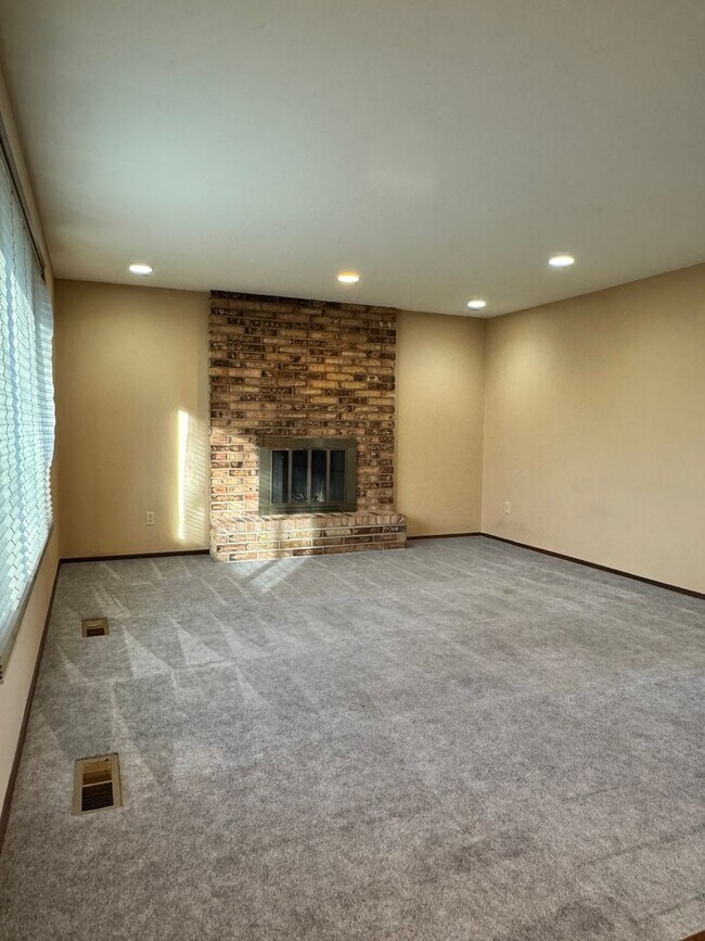 Foto del edificio - West Valley 4br 2.5 ba DBL attached garage, POOL