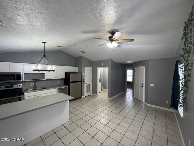 Foto del edificio - 5731 Pinetree Ave